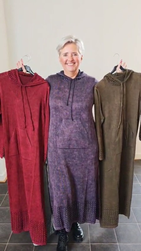 Šaty S kapucí - Oděvy Dámské šaty