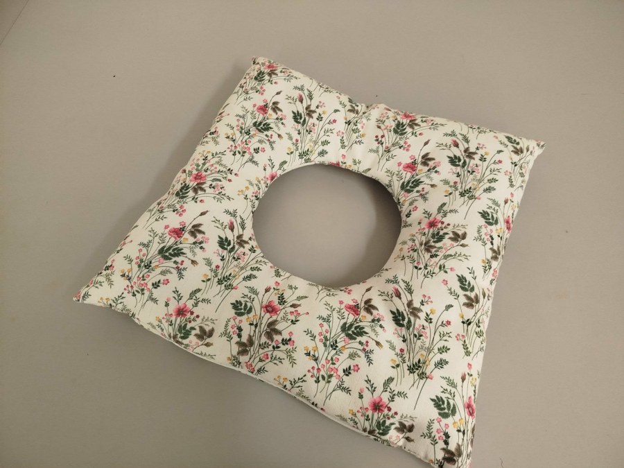 Polštář Na hemeroidy - louka - Rehabilitační pomůcky Polštář na hemeroidy