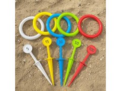 Hra házení kroužků s&nbsp;kolíky do země