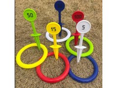 Hra házení kroužků s&nbsp;kolíky do země 11