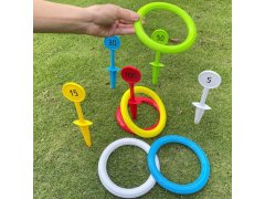 Hra házení kroužků s&nbsp;kolíky do země 6