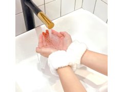 Sada náramků a&nbsp;čelenky na mytí obličeje 3