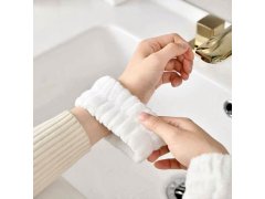 Sada náramků a&nbsp;čelenky na mytí obličeje 5