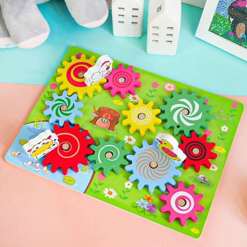 Dřevěná hračka s&nbsp;ozubenými kolečky se zvířátky - Dárky