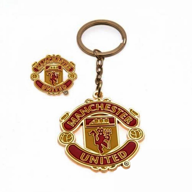Manchester United klíčenka a&nbsp;odznáček design set - Manchester United klíčenky, náramky, šperky