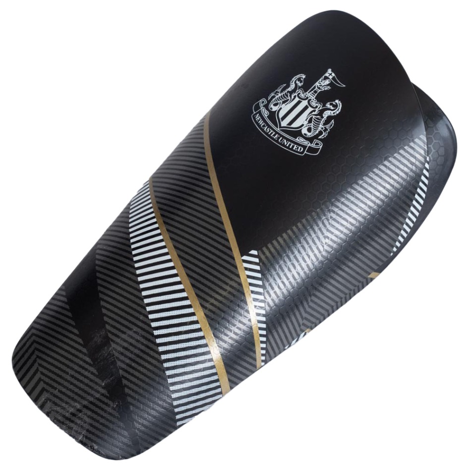 Newcastle United dětské chrániče Black fuse design - 10 to 12 years (160cm) - Newcastle United fotbalové vybavení