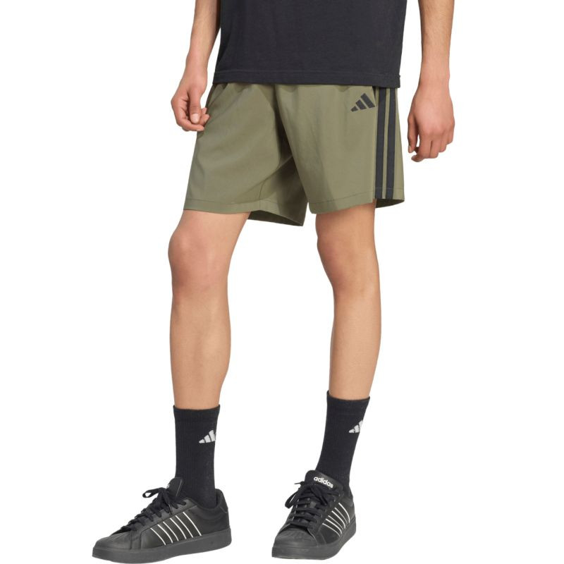 Pánské šortky adidas Essentials 3-Stripes Chelsea Lite Woven v olivové barvě KY4154