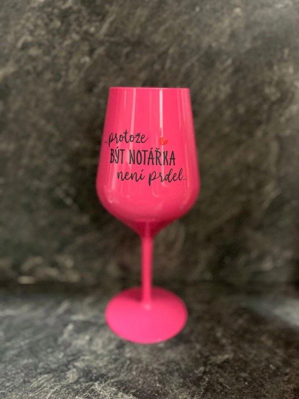 PROTOŽE BÝT NOTÁŘKA NENÍ PR*EL - růžová nerozbitná sklenice na víno 470 ml - Dárkové produkty nerozbitné sklenice