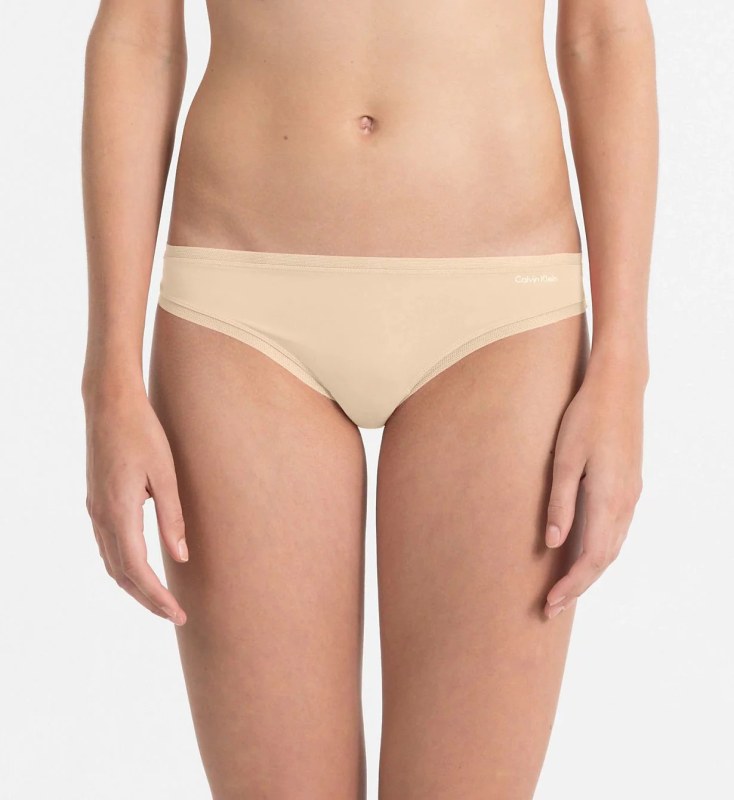 Tanga QF1666E tělová - Calvin Klein - Ženy Dámské spodní prádlo tanga