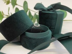 JK Box Smaragdová dárková krabička na prsten se stužkou LTR-3/P/A19