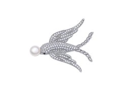 JwL Luxury Pearls Stříbrná brož s&nbsp;perlou a&nbsp;zirkony Vlaštovka JL0884