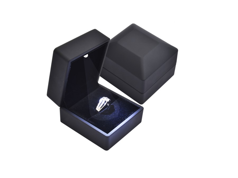 JK Box LED osvětlená plastová krabička na prsten KZ-3/A25 - Prsteny Zásnubní prsteny