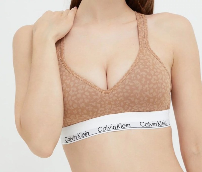 Dámská sportovní podprsenka QF1654E 796 hnědá/vzor - Calvin Klein